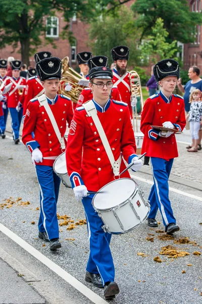 Aabenraa, デンマーク - 6-2014 年 7 月: タンブールでパレード隊 — ストック写真