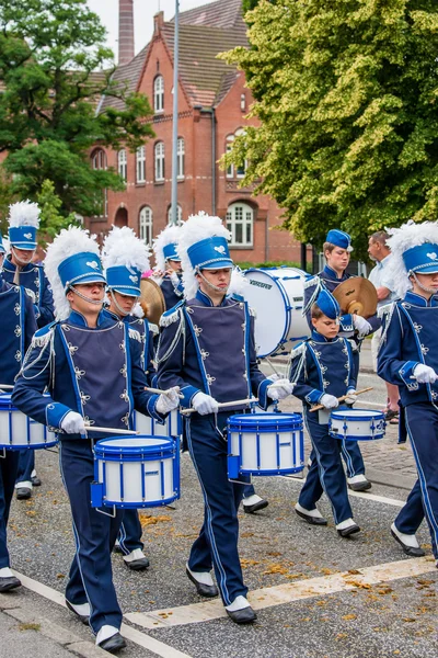 Aabenraa, Denemarken - juli 6-2014: Tambour korps tijdens een parade op — Stockfoto