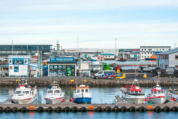Båtar i hamnen i Reykjavik — Stockfoto