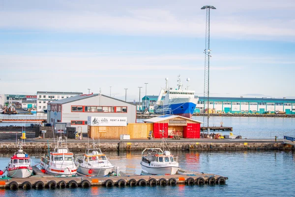 Lodě do vody v přístavu Reykjavíku na Islandu — Stock fotografie