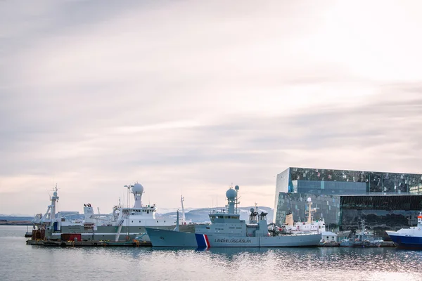 Ships in front of the concert hall in Reykjavik — Stock Photo, Image