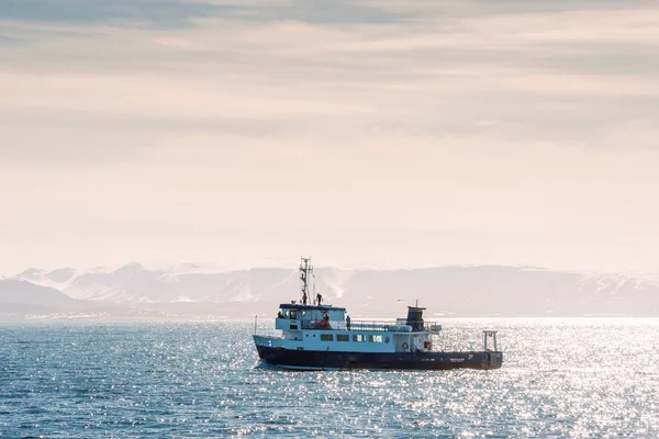 Kleines Boot auf See in Reykjavik, Island — Stockfoto