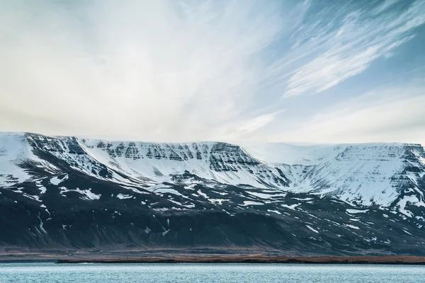 Mountain door de oever in IJsland — Stockfoto