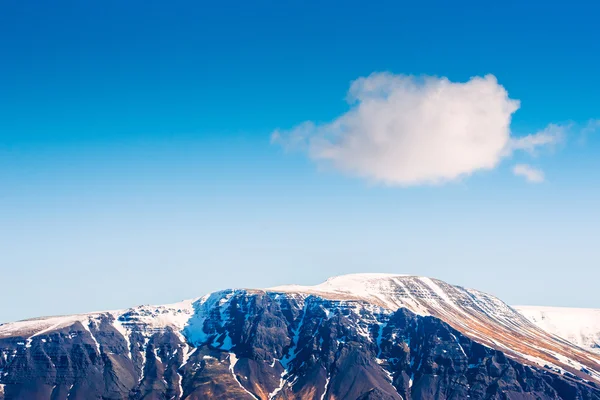 Bolyhos fehér felhő hegy tetején — Stock Fotó