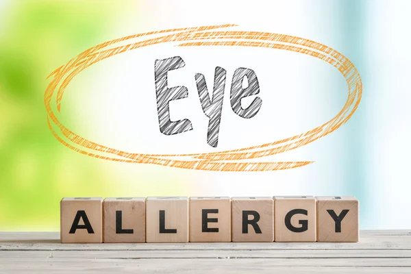 Titular de alergia ocular en un ambiente interior — Foto de Stock