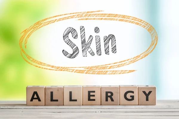 Signo de alergia a la piel en una mesa de madera — Foto de Stock