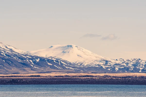 Neige sur les montagnes par la mer — Photo