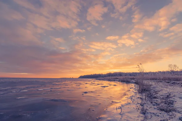 Sunrise over a frozen lake — Stock Photo, Image