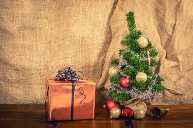 Ahşap bir masa üzerinde Noel hediyesi