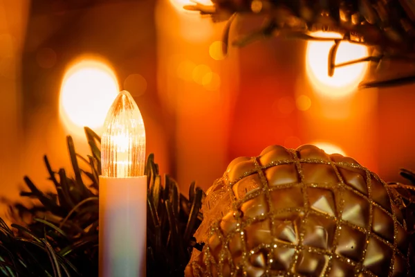 Lesklé vánoční osvětlení na strom — Stock fotografie