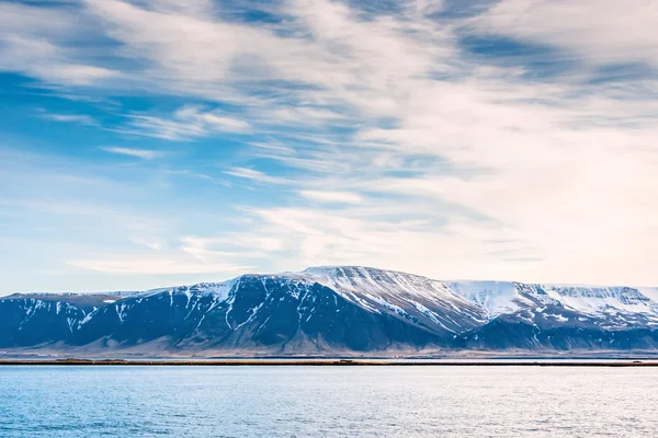 Berglandschaft im Ozean — Stockfoto