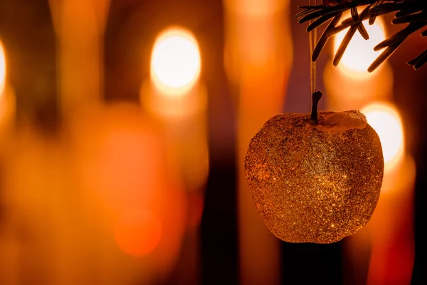 Блестящее рождественское яблоко на дереве — стоковое фото