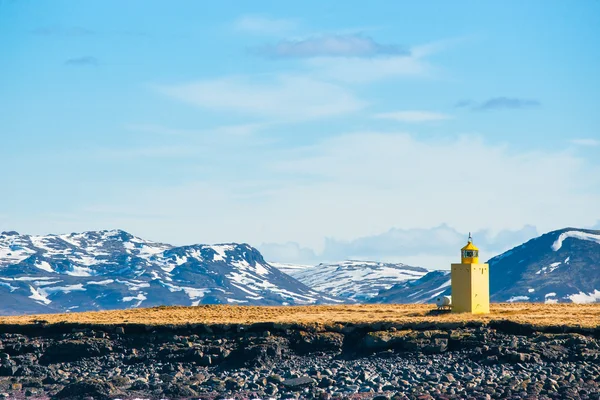 Leuchtturm in einer Landschaft mit Bergen — Stockfoto