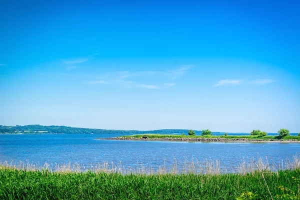 Paisagem do lago no verão — Fotografia de Stock