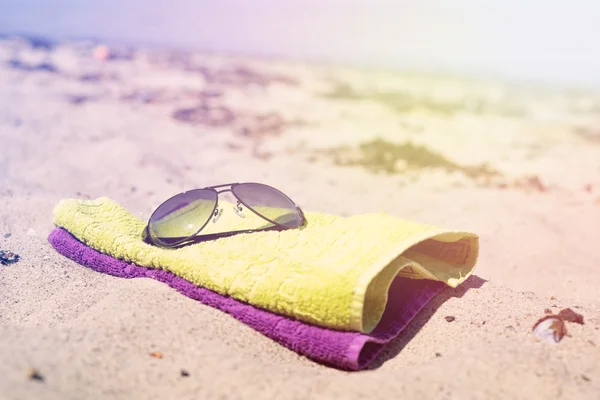 Strandlakens met zonnebril — Stockfoto