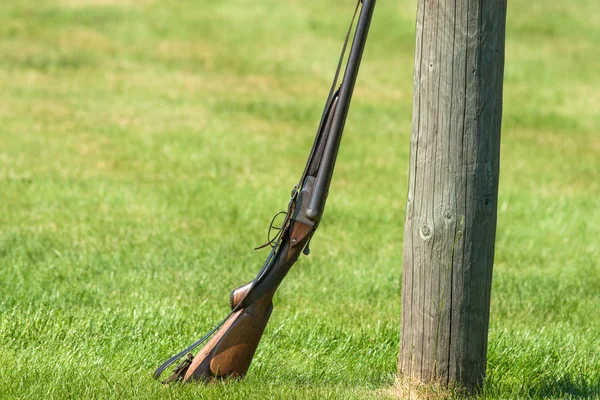 Rifle occidental en un campo verde — Foto de Stock