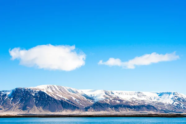 Bergen met sneeuw door de Oceaan — Stockfoto