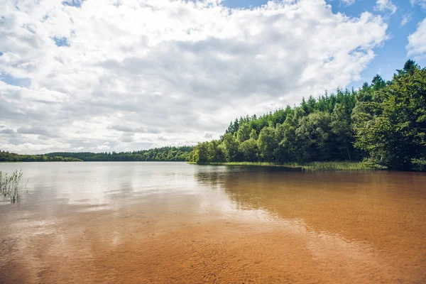 Hermoso paisaje del lago con árboles verdes — Foto de Stock