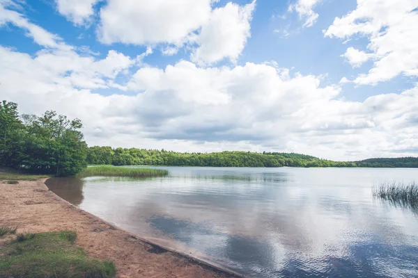 Paisaje del lago con aguas tranquilas — Foto de Stock