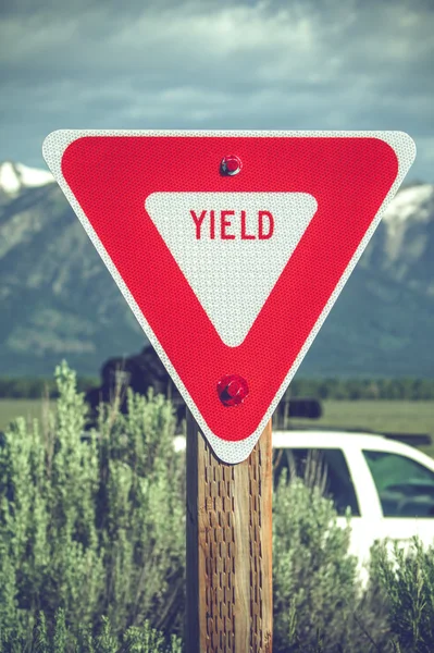 Large red yield sign in a countryside — Stock Photo, Image