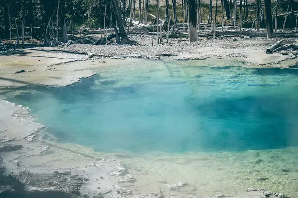 Turkoois water vijver met warm water — Stockfoto