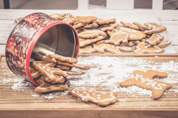 Cake tin gevuld met Kerstmis cookies — Stockfoto