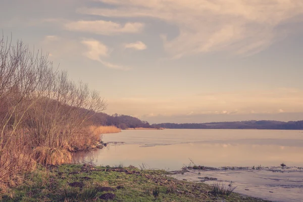 Paisaje del lago congelado en el atardecer — Foto de Stock