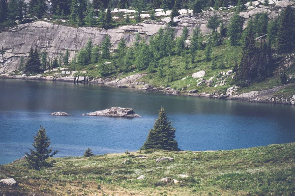 Bergsee mit Kiefern — Stockfoto