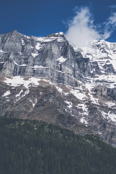 Montañas en el cielo con nieve —  Fotos de Stock