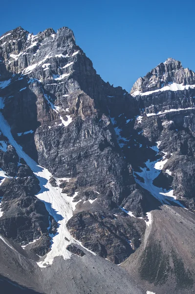 Durva hegyi sziklák és a hó — Stock Fotó