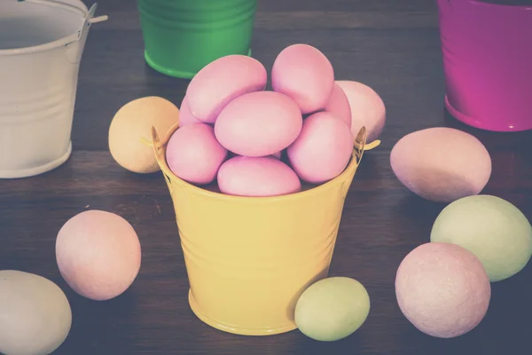 Huevos de Pascua en una mesa de madera —  Fotos de Stock