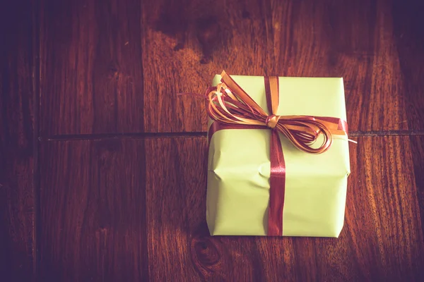 Bir şerit ile yeşil hediye — Stok fotoğraf
