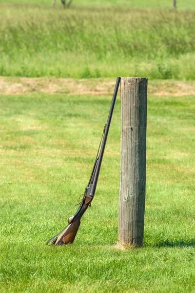 Geweer op een groene weide — Stockfoto