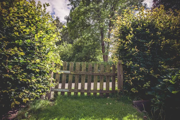 Wooden gate in a green garden — Stock Photo, Image