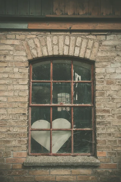 Zapomniana miłość serce w oknie — Zdjęcie stockowe