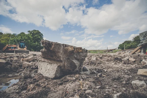 Pedra grande em um canteiro de obras — Fotografia de Stock