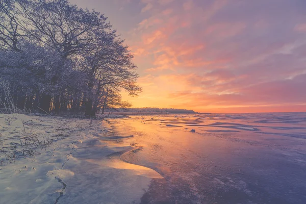 Violet sunrise over a frozen lake — Stock Photo, Image