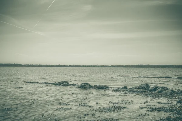 Felsen im Meer am Ufer — Stockfoto