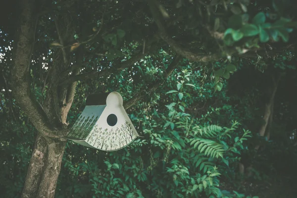 Birdhouse com padrões de árvores decorativas — Fotografia de Stock