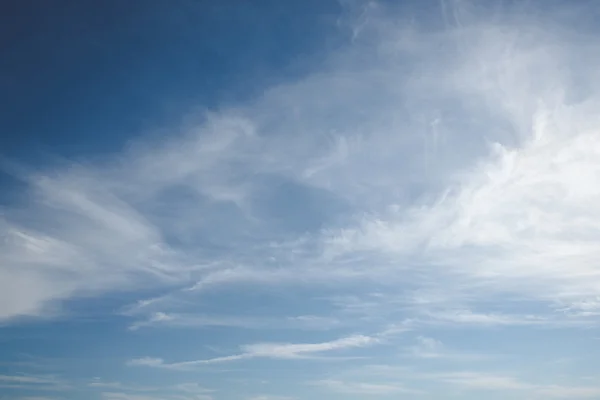 Ciel bleu avec des nuages blancs doux — Photo