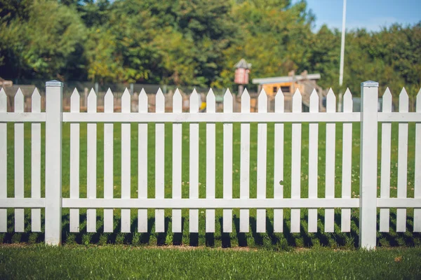 Holzzaun in weißer Farbe — Stockfoto