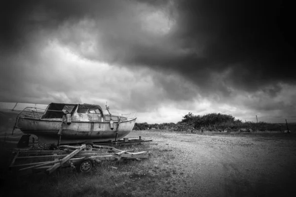 Verlassenes Boot Schlechtem Zustand Bei Trübem Wetter Einfarbigen Schwarz Weiß — Stockfoto