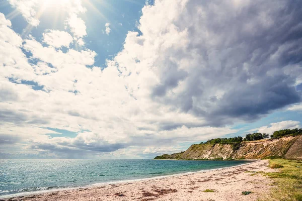 Praia Com Falésias Litoral Escandinavo Verão Sol Brilhando Através Das — Fotografia de Stock