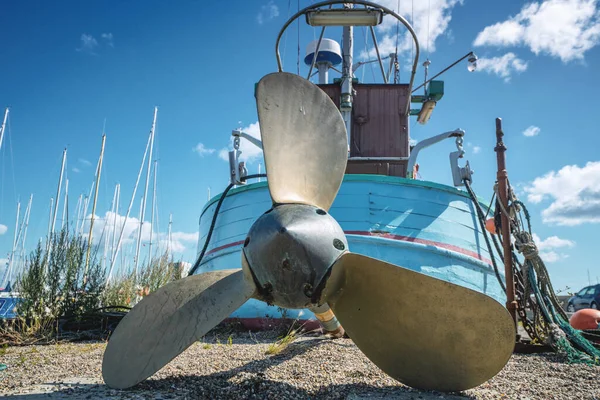 Barco Pesca Con Una Gran Hélice Tierra Puerto Marino Verano — Foto de Stock