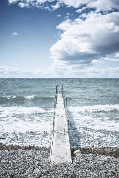 Kleine Pier Aan Een Koude Zee Met Golven Het Kiezelstrand — Stockfoto