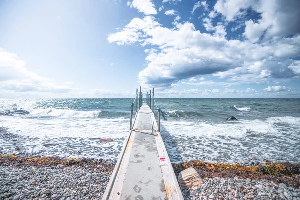 Pequena Ponte Para Mar Frio Com Ondas Entrando Praia Seixos — Fotografia de Stock