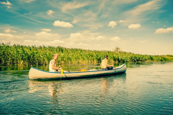 Piragüismo en un hermoso río — Foto de Stock