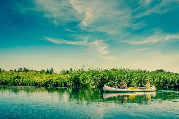 Männer segeln in schöner Landschaft — Stockfoto