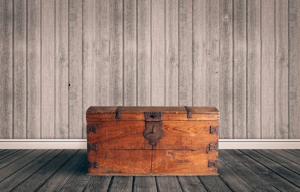 Cofre del tesoro en un suelo de madera — Foto de Stock