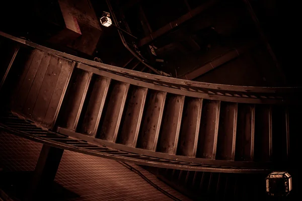 Escadaria em um prédio antigo — Fotografia de Stock